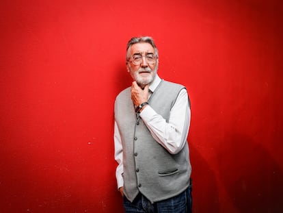 Enrique Bonete, catedrático de Ética y Filosofía de la Universidad de Salamanca, fotografiado en la estación de Chamartín de Madrid. 