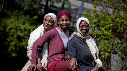 Aminata Soucko (centro) junto a Coumba Diallo (izquierda) y Meman Kanta, a quienes acompaña en su proceso de reconstrucción genital, en el jardín del hospital universitario Doctor Peset (Valencia).