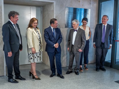 El ministro de Asuntos Exteriores, José Manuel Albares, y el historiador Ángel Viñas, posan este lunes con familiares de diplomáticos junto a la placa que recuerda a los miembros del Servicio Exterior que se mantuvieron fieles a la II República tras el golpe de Estado de 1936. 