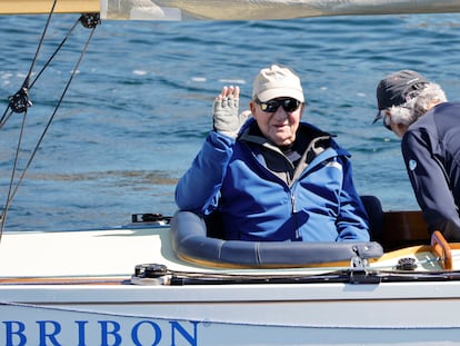 El rey emérito Juan Carlos I, a bordo del Bribón el pasado mes de abril en Sanxenxo (Pontevedra). EFE/Lavandeira jr.
