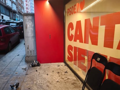 Artefactos caseros explosionados en la sede del PSOE de Cantabria, este viernes en Santander.