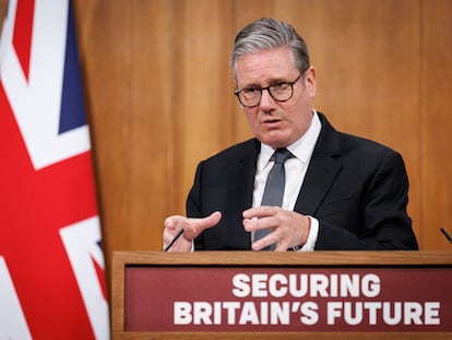 Keir Starmer presenta este lunes en Downing Street sus nuevas medidas para frenar la inmigración.