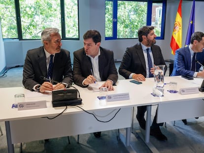 Los presidentes de Aragón, Jorge Azcón; de Castilla y León, Alfonso Fernández Mañueco; de Murcia, Fernando López Miras, y de Andalucía, Juan Manuel Moreno, durante la reunión del Comité Ejecutivo Nacional, este lunes.