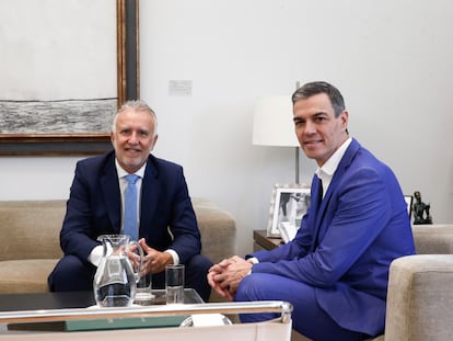 El ministro de Política Territorial y Memoria Democrática, Ángel Víctor Torres (izquierda), y el presidente del Gobierno, Pedro Sánchez (derecha), durante una reunión previa al Consejo de Ministros, este martes.