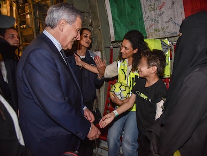 Adam saluda al ministro italiano de Asuntos Exteriores, Antonio Tajani, a su llegada al aeropuerto de Linate, en Milán, el miércoles.
