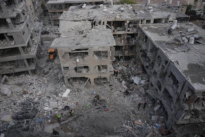 Servicios de emergencia trabajan en una zona residencial alcanzada por un misil disparado desde Irán en Bat Yam (Israel), este domingo.