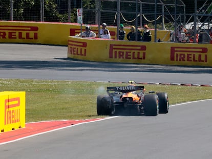Lando Norris, de McLaren, camina hacia el pit lane tras chocar este domingo.