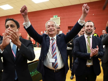Nigel Farage celebraba su victoria en Runcorn en el estadio Halton de Widnes, el pasado viernes. 