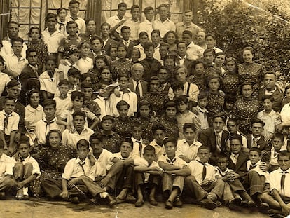 Colonia de los niños españoles en Ucrania. Carmen Barrera es la octava por la derecha en la tercera fila por abajo y abraza a su hermano, Alejandro, que murió con 14 años.