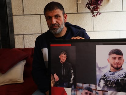Jaled Ahmad, de 43 años, muestra este viernes en su casa de Silwad (Cisjordania) fotos de su hijo Walid, muerto a los 17 años el pasado 22 de marzo en una prisión israelí.