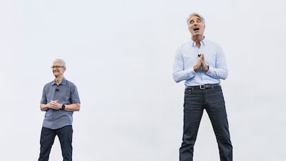 Craig Federighi (derecha) y Tim Cook saludan a los asistentes al WWDC, hoy, en Cupertino.
