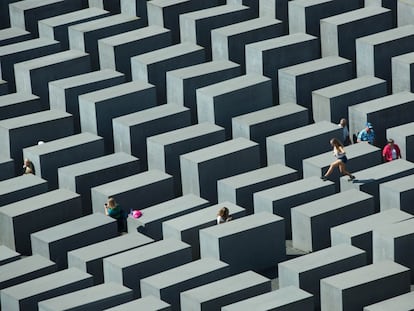 Turistas en el Monumento del Holocausto en memoria a los judíos víctimas del holocausto Nazi, en Berlín, Alemania.