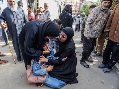Familiares de víctimas de un ataque aéreo israelí, este lunes, en Jan Yunis, Gaza.