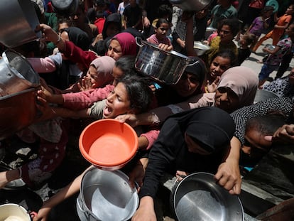 Reparto de comida de ayuda humanitaria en Jabalia, en el norte de Gaza, este lunes.
