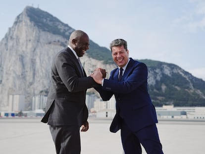 El ministro británico de Exteriores, David Lammy, y el ministro principal de Gibraltar, Fabian Picardo, este miércoles en Gibraltar