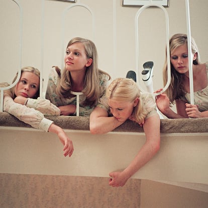 Imagen tomada por Corinne Day e incluida en 'The Virgin Suicides' (MACK, 2025), libro publicado con motivo del 25 aniversario de la película. © Corinne Day Estate.
