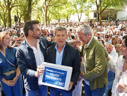Feijóo (centro) recibe los avales para el congreso en la romería de O Pino (A Coruña), de manos del presidente provincial del PP, Diego Calvo, y junto al presidente de la Xunta, Alfonso Rueda.