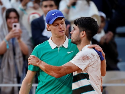 Carlos Alcaraz saluda a Jannik Sinner nada más terminar la final de Roland Garros, que ganó en cinco sets. 