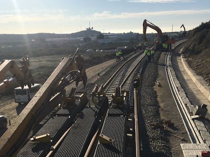 Trabajos de tendido de carril en la línea de alta velocidad Murcia-Almería.