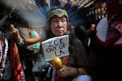 Una manifestante porta un atuendo indígena en Los Ángeles, California.
