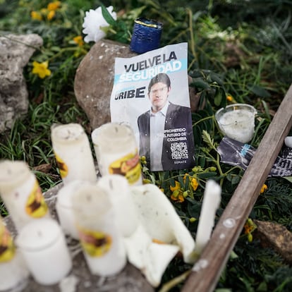Un altar en el lugar del atentado contra Miguel Uribe.