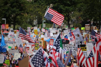 "Nada de reyes", seguido de frases como "el poder para el pueblo" es el lema más coreado por el público.
