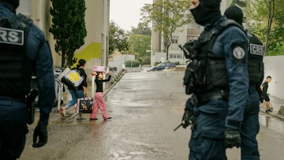 Fuerzas policiales CRS, durante una redada al sur de Marsella.