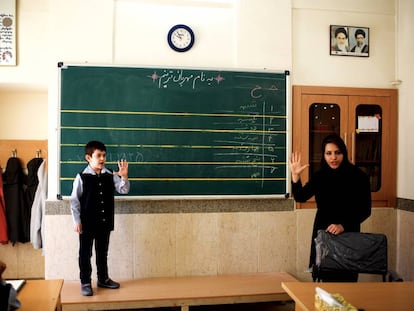 Una maestra da clase en una escuela de Isfahán, en Irán.