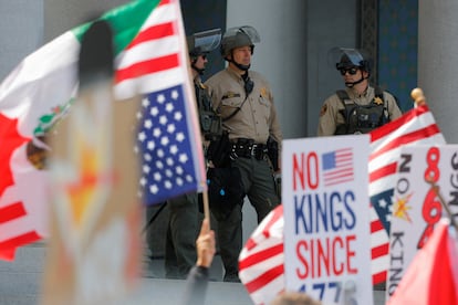 Elementos de seguridad del condado de Los Ángeles con equipo antidisturbios montan guardia frente al Ayuntamiento.