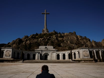 Un hombre frente a la basílica de Cuelgamuros, este jueves.