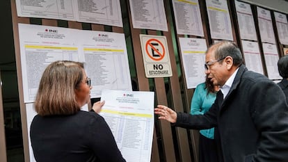 Consejeros pegan el conteo, en la capital, el 12 de junio. 