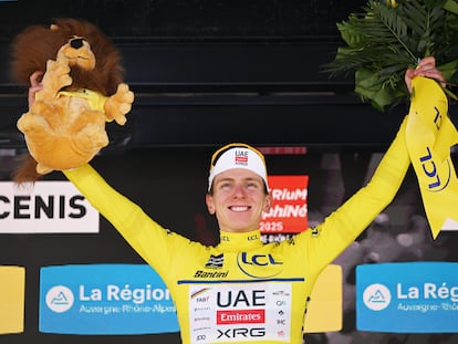 Tadej Pogacar celebra en el podio este domingo.