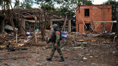 Un policía patrulla la zona donde un autobús explotó.
