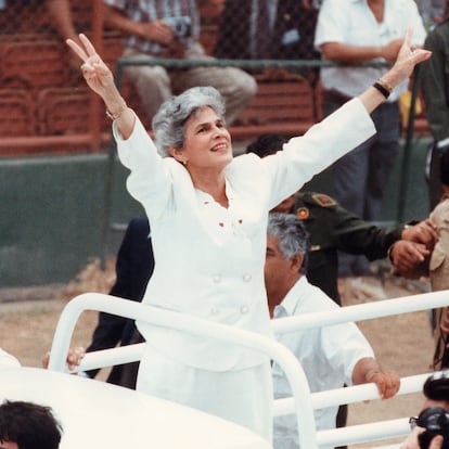 (Eingeschränkte Rechte für bestimmte redaktionelle Kunden in Deutschland. Limited rights for specific editorial clients in Germany.) Politikerin, NicaraguaNach ihrer Amtseinführung als Präsidentindes Landes lässt sich Violeta Chamorroim Nationalstadion von Managua feiern (Photo by ADN-Bildarchiv/ullstein bild via Getty Images)