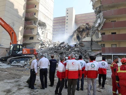 Miembros de los equipos de emergencias, en un edificio alcanzado por un ataque israelí, este viernes en Teherán.