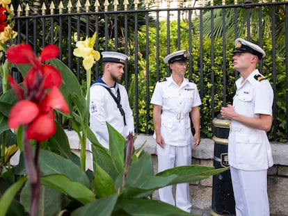 Marineros Británicos esperando para entrar a celebrar el cumpleaños del Rey en la Casa del Gobernador, Gibraltar. 