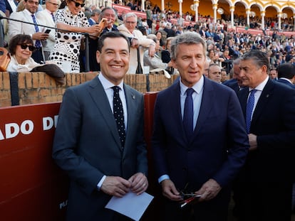 El presidente de la Junta de Andalucía, Juan Manuel Moreno, y el líder del PP, Alberto Núñez Feijóo, asisten al festejo de la Feria de Abril de este viernes en la plaza de la Maestranza, en Sevilla.