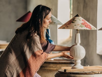 La artesana Danae Marín, con una de las lámparas que crea en su taller.