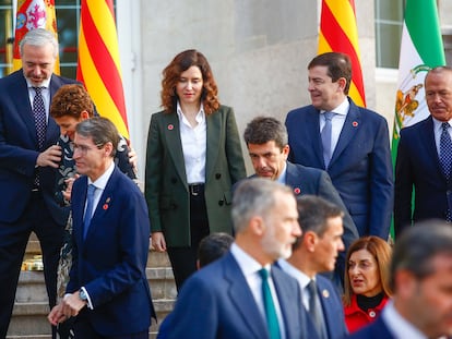 Varios dirigentes autonómicos tras la foto de familia de la anterior Conferencia de Presidentes celebrada en Santander. 