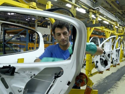 Un trabajador iraní en una fábrica de coches al oeste de Teherán.