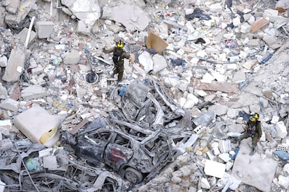 Soldados buscan supervivientes entre los escombros de un edificio residencial destruido tras un ataque iraní en Bat Yam, en el centro de Israel, este domingo.