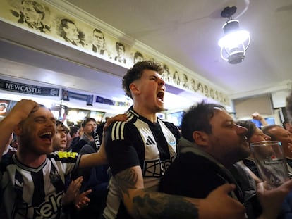 Aficionados del Newcastle ven un partido en un pub  inglés el pasado marzo.