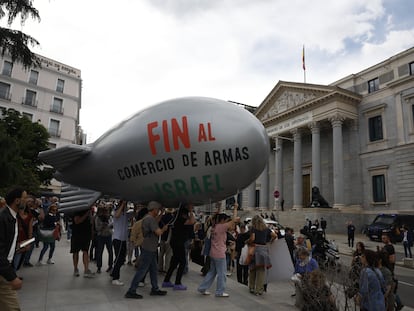 Un momento de la concentración para pedir el fin del comercio de armas con Israel, este martes frente al Congreso de los Diputados, en Madrid.