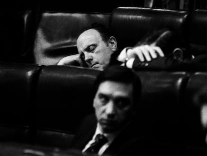 Manuel Fraga Iribarne duerme en su escaño en el Congreso de los Diputados, 1987, cuando era líder de Alianza Popular.