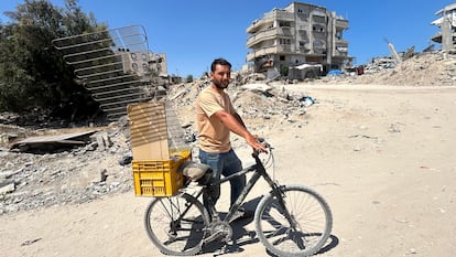Ayman Abdel Bari usa su bicicleta para buscar comida para sus hijos.