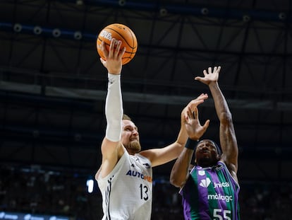 El base de Montenegro del Unicaja Kendrick Perry (d) en acción ante el alero bosnio del Real Madrid Dzanan Musa este domingo.
