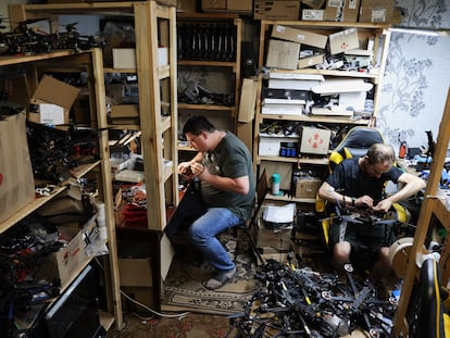 Vadim (izquierda) y Serhiy manipulan drones civiles para convertirlos en armas con las que atacar a los rusos en una vivienda convertida en taller cerca del frente de Donetsk, el pasado 14 de mayo.