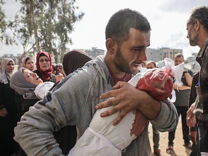 Familiares lloran ante los cuerpos de los niños muertos por un ataque israelí, este miércoles.

