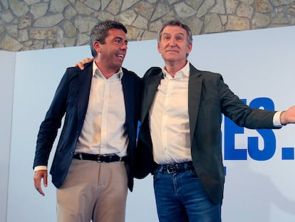 El presidente del PP, Alberto Núñez Feijóo, y el presidente del PP de la Comunitat Valenciana y de la Generalitat, Carlos Mazón, durante un acto celebrado este martes con militantes en Alicante.
