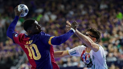 Dika Mem trata de lanzar ante la presencia de un rival del Magdeburgo.
